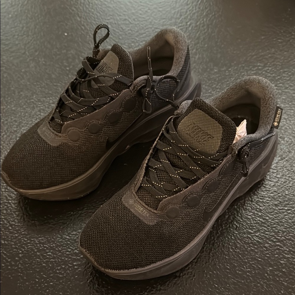 Nike Motiva GORE-TEX
Women's Waterproof Walking Shoes